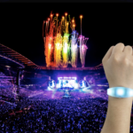 ¿Por qué triunfan las pulseras LED en conciertos?