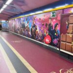 Wonka inunda de olor a chocolate el metro de Madrid