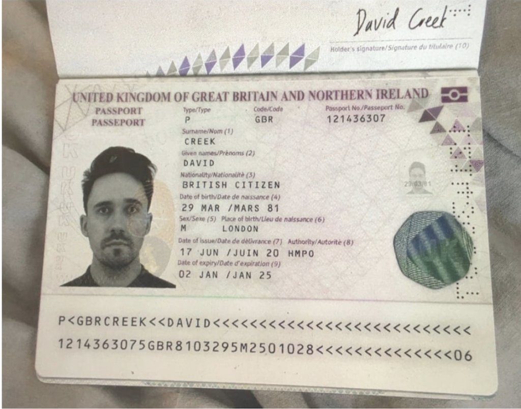 ejemplo de pasaporte britanico falso de 404 media con OnlyFake