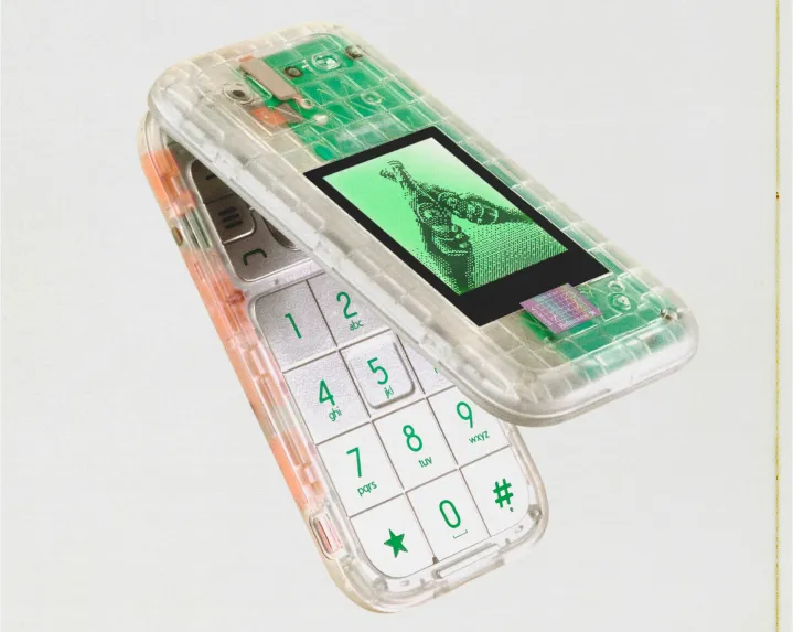 Heineken lanza un teléfono móvil: el boring phone